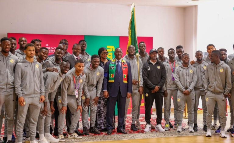 PRÉSIDENT MACKY SALL AU VESTIAIRE POUR ENCOURAGER LES LIONS