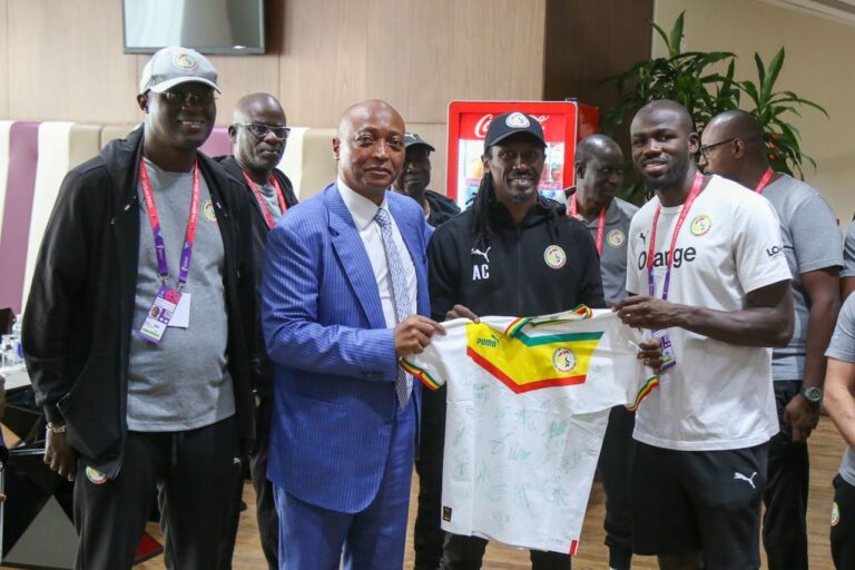LES LIONS ONT REÇU UNE VISITE D’ENCOURAGEMENT DU PRÉSIDENT DE LA CAF
